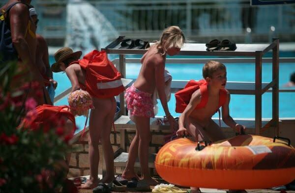 Zdjęcia młodzi nudyści rodzinny nudyzm w Niemczech w aquaparku | Photos young nudists family nudism in Germany at the water Park [Kolekcja Naturyzm]