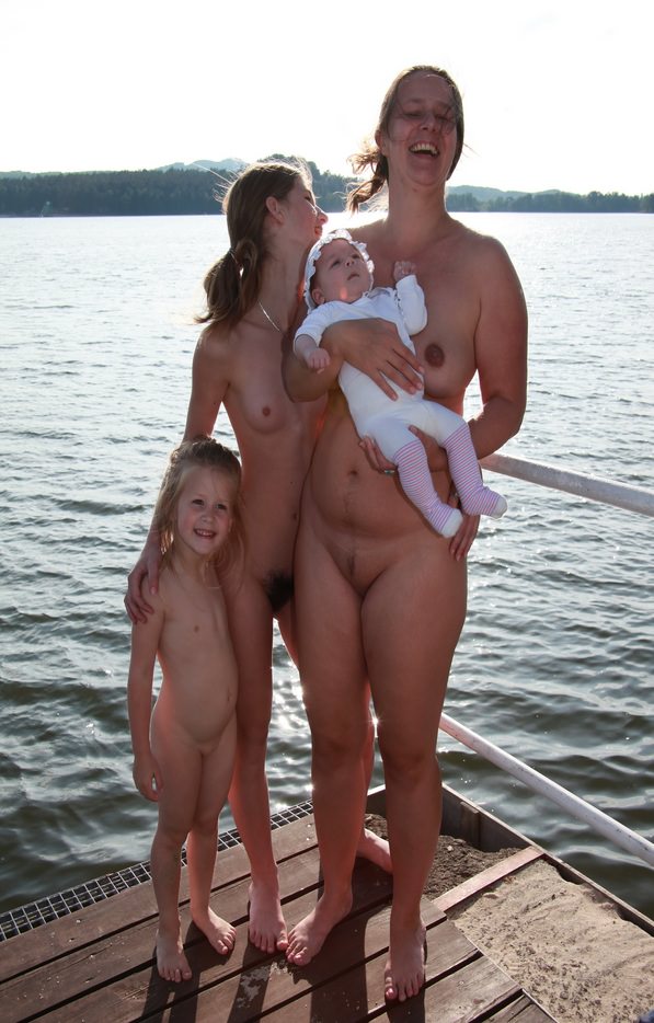 Zdjęcia rodzinny nudyzm mama i córka nudyści (set 9) | Photo family nudism mom and daughter nudists [Kolekcja Naturyzm]