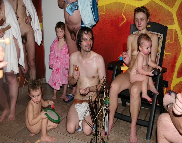 Zdjęcia rodzinny nudyzm premium dorośli i młodzi nudyści w basenie (set 13) | Photo family nudism premium adults and young nudists in the pool [Kolekcja Naturyzm]