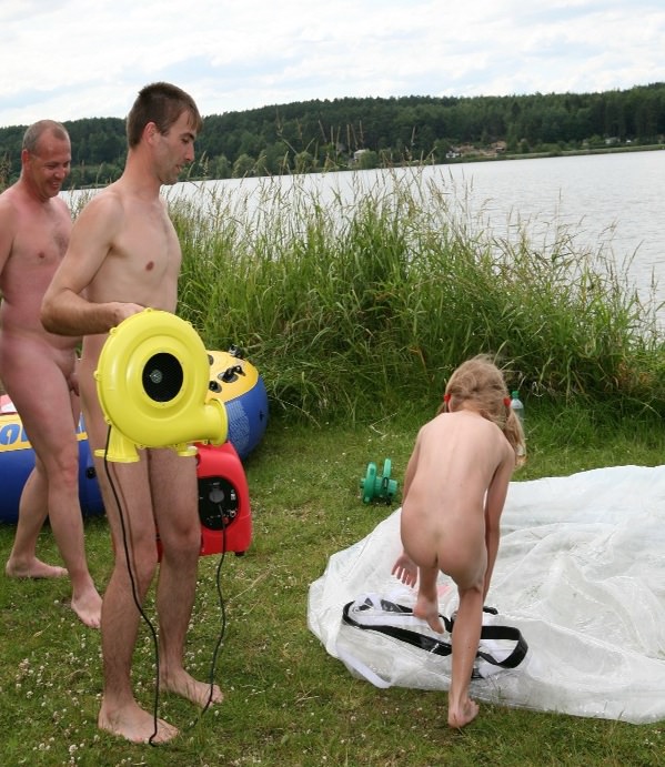 Zdjęcia rodzinny nudyzm w przyrodzie dorośli i dzieci nudystów duże premium galeria (set 16) | Photo family nudism outdoors, adults and children nudists big premium gallery [Kolekcja Naturyzm]