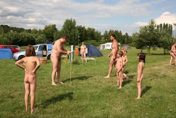 Zdjęcia rodzinny nudyzm w przyrodzie dorośli i dzieci nudystów duże premium galeria (set 17) | Photo family nudism outdoors, adults and children nudists big premium gallery [Kolekcja Naturyzm]