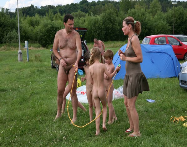 Zdjęcia rodzinny nudyzm w przyrodzie dorośli i dzieci nudystów duże premium galeria (set 17) | Photo family nudism outdoors, adults and children nudists big premium gallery [Kolekcja Naturyzm]