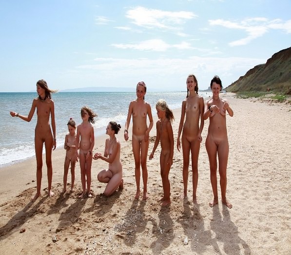 Zdjęcia rodzinny nudyzm galerie matki i córki na morze (set 7) | Photos family nudism galleries mother and daughter on the sea [Kolekcja Naturyzm]