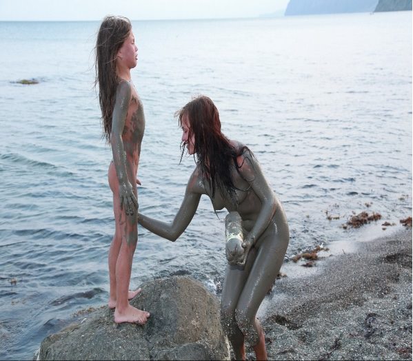 Zdjęcia rodzinny nudyzm na plaży z leczniczym błotem | Photo a family nudism on a beach with therapeutic mud [Kolekcja Naturyzm]