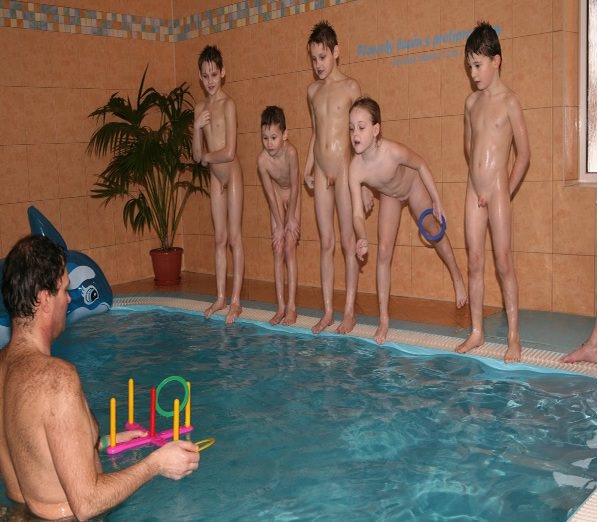 Zdjęcia rodzinny nudyzm, naga kultura w basenie (set 14) | Photo of family nudism the naked culture in the pool [Kolekcja Naturyzm]