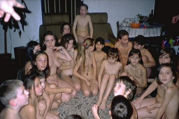 Zdjęcia rodzinny nudyzm w domu młodzi i dorośli nudyści | Photo of family nudism of the house young and adult nudists [Kolekcja Naturyzm]