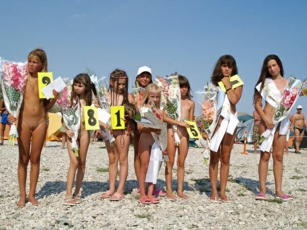 Foto konkurs piękności młodych nudystów na plaży | Photo a beauty contest of young nudists on the beach [Kolekcja Naturyzm]