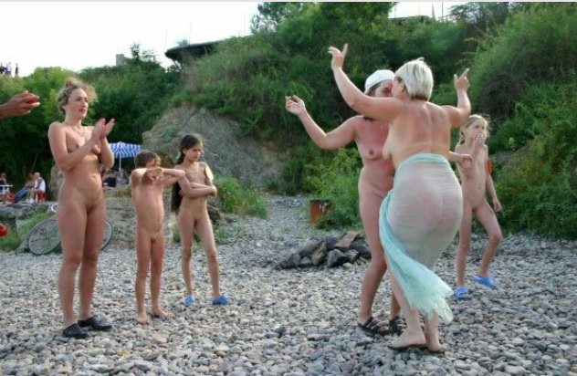 Zdjęcia nudystów na plaży taniec i zabawę | Photo nudists on the beach dancing and having fun [Kolekcja Naturyzm]