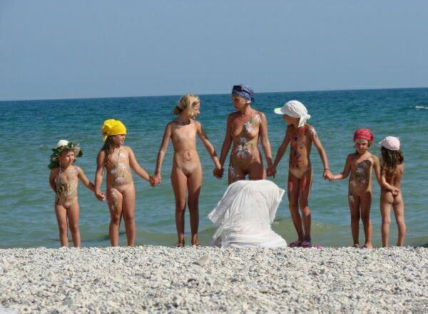 Nowe zdjęcia dorosłych i młodych nudystów latem na morze | New photo adults and young nudists in the summer on the sea [Kolekcja Naturyzm]