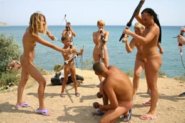 Foto nudyzm gry na plaży nad morzem | Photo nudism playing on the beach by the sea [Kolekcja Naturyzm]