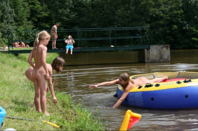 Zdjęcia prawdziwych naturystów na łonie natury  | These photos of naturists on nature [Kolekcja Naturyzm]