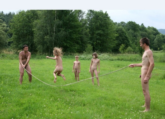 Zdjęcia naturyści na naturze piękna galeria o rodzinny nudyzm | Photos of naturists on nature beautiful gallery about family nudism [Kolekcja Naturyzm]