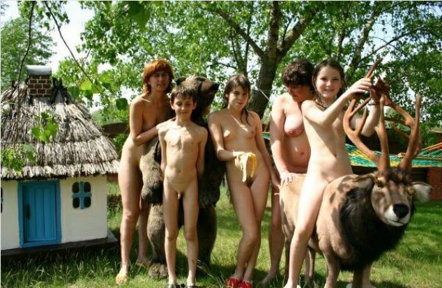 Zdjęcia dorośli i młodzi nudyści premium zdjęcia na łonie natury (set 7) | Photo adult and young nudists premium photo on nature [Kolekcja Naturyzm]