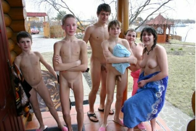 Nudyzm rodzinny w dorosłej sauna zdjęciem oraz młodych nudystów | Family nudism in sauna photo adult and young nudists [Kolekcja Naturyzm]