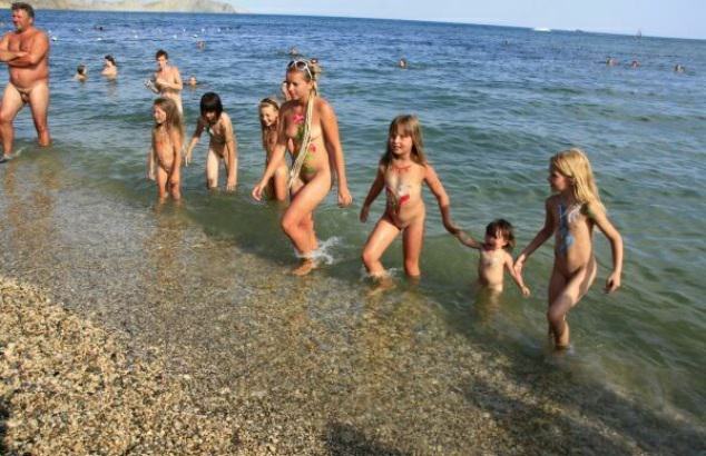 Zdjęcia rodzina morze nudyzm (set 34) | Photos family nudism sea [Kolekcja Naturyzm]