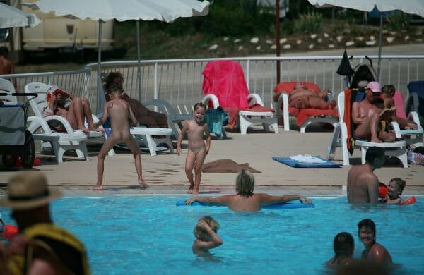 Zdjęcia rodzinny nudyzm w aquaparku we Francji | Photo a family nudism in the water Park in France [Kolekcja Naturyzm]