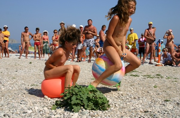 Zdjęcie nudyzm rodzina gry na plaży (set 26) | Purenudism foto - la competencia en una playa de nudistas [Kolekcja Naturyzm]