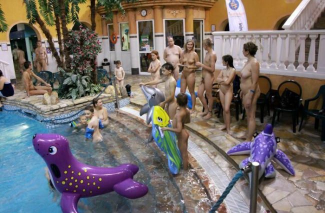 Zdjęcia nudyzm rodzina nudystów dorosłych i dzieci w basenie | Photos family nudism nudists adults and children in the pool [Kolekcja Naturyzm]