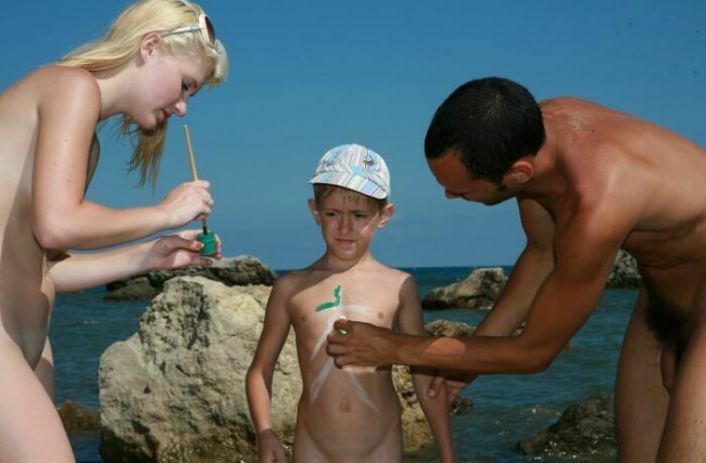 Zdjęcia rodzinny nudyzm na morze (set 14) | Photo family nudism on the sea [Kolekcja Naturyzm]