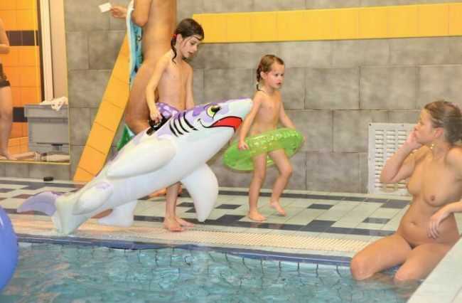 Nudyzm Zdjęcia rodzina w basenie | Photos family nudism in the pool [Kolekcja Naturyzm]