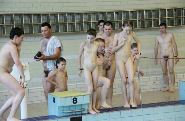 Nudyzm Zdjęcia rodzina w basenie (set 18) | Photos family nudism in the pool [Kolekcja Naturyzm]