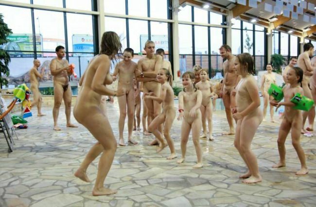 Dorośli i młodzi zdjęcia nudyści w basenie (set 19) | Photo adults and young nudists in the pool [Kolekcja Naturyzm]