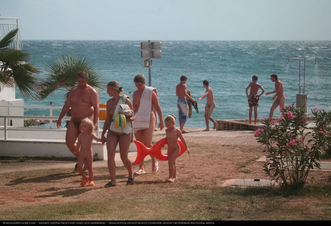 Zdjęcia młodych nudyzm na plaży w Grecji (set 23) | Photos young nudism on the beach in Greece [Kolekcja Naturyzm]