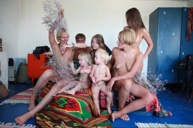 Polska rodzina nudystów zdjęcia | Polish family nudist photo [Kolekcja Naturyzm]