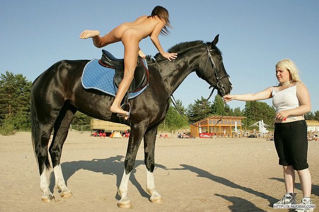 Młodzi nudystów jeździć konno wideo | Young nudists ride horses video [Kolekcja Naturyzm]