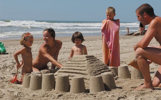 Zdjęcia dorosłych i dzieci na plaży nudystów | Photos of adults and children in the nudist beach [Kolekcja Naturyzm]