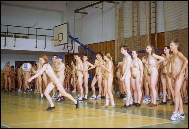 Wideo młode nagie dziewczyny naturystów grać w koszykówkę | Video young naturists naked girls play basketball [Kolekcja Naturyzm]