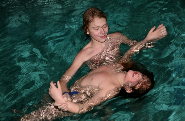 Zdjęcia młodych naturystów w basen i sauna z rodzicami nudystów pobrania | Photos young naturists in the pool and sauna with parents nudists download [Kolekcja Naturyzm]