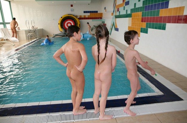 Zdjęcia młodych i dorosłych nudystów w basenie (set 15) | Photo young and adult nudists in the pool [Kolekcja Naturyzm]