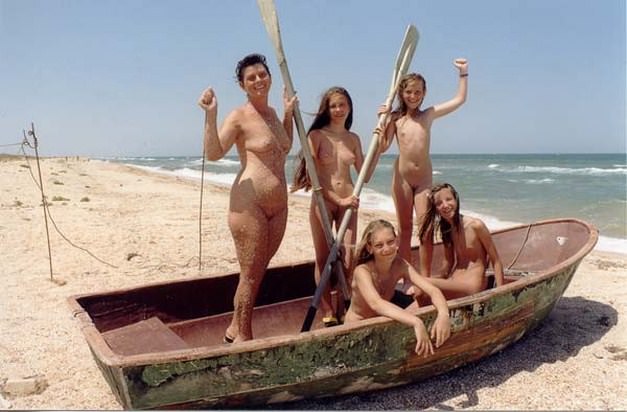 Zdjęcia młodych dorosłych nudystów na wybrzeżu Pacyfiku | Photos young adults nudists on the Pacific coast [Kolekcja Naturyzm]